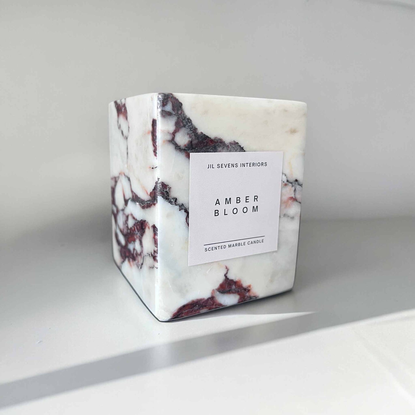 Calacatta Duftkerze im Marmorgefäß mit Amber Bloom