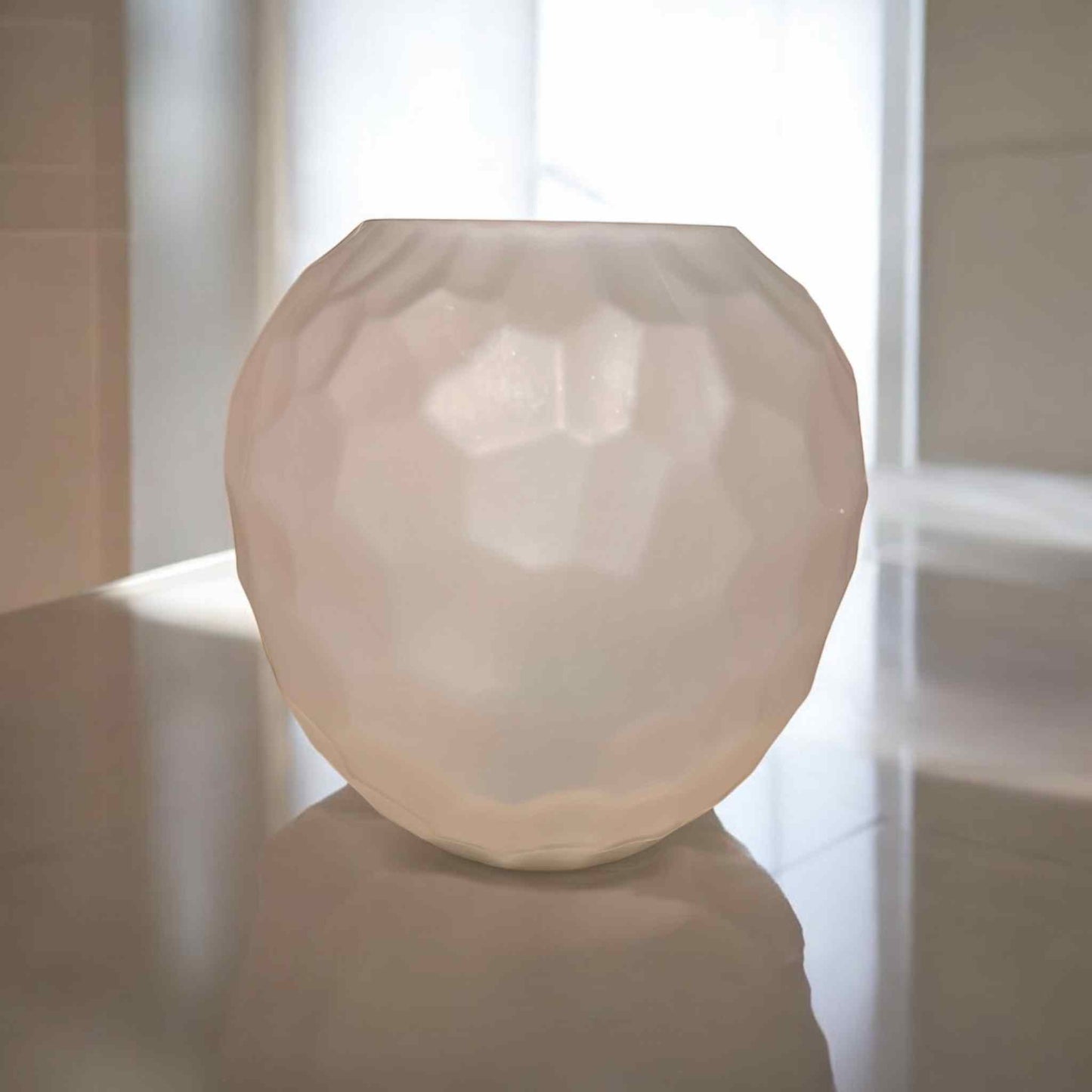 Rosalia Vase – Seidenmattes Glasobjekt in Puderrosa