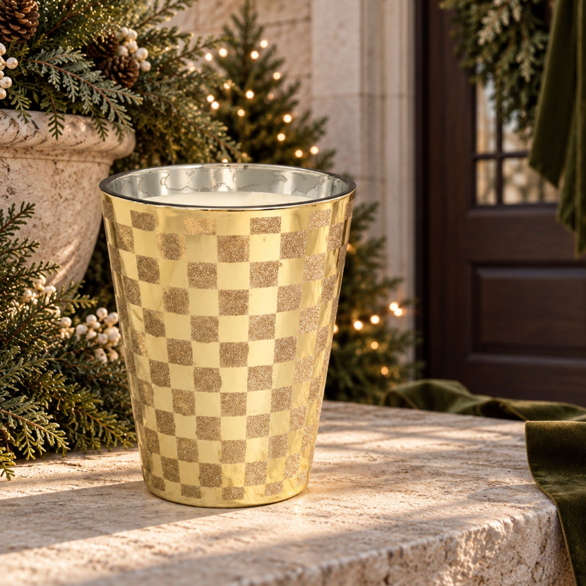 Damier –  grosse Duftkerze mit goldfarbenem Karodekor, 850 g