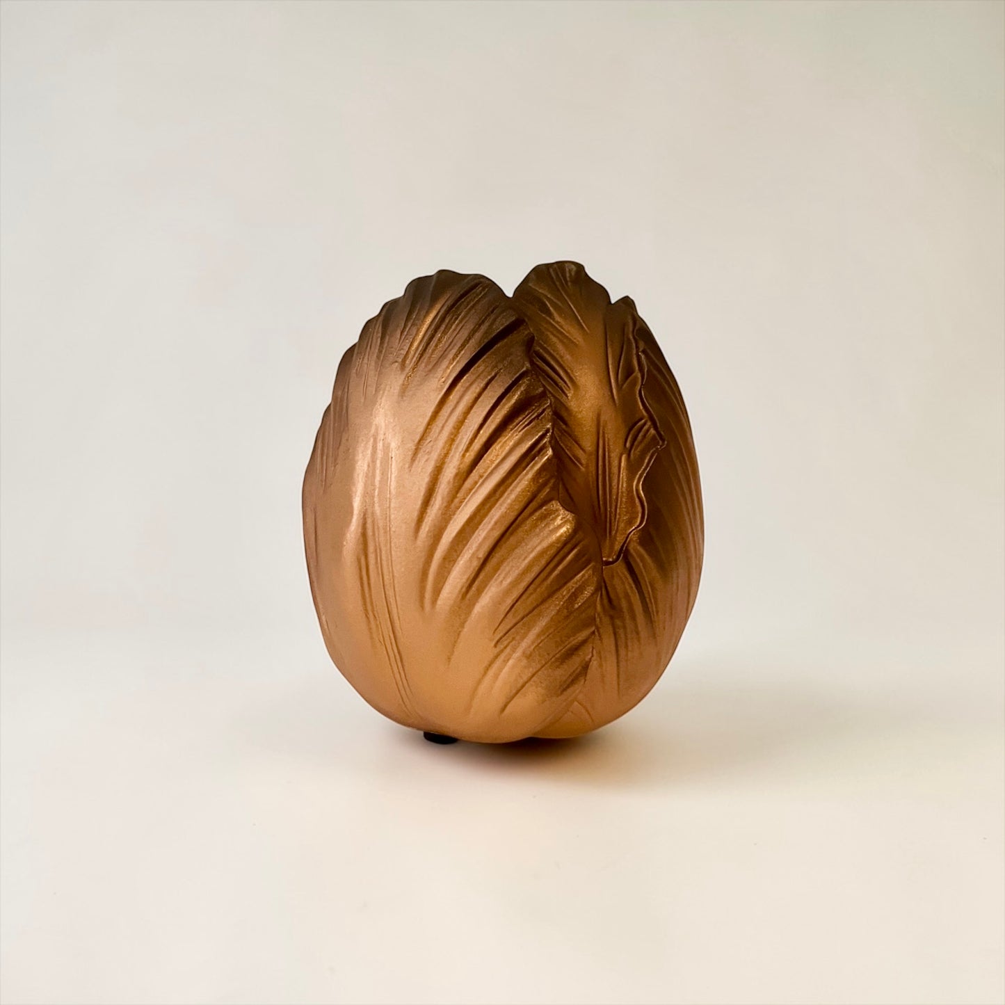 Tulpenvase in Gold-Schwarz – dekorative Tischvase in Tulpenform